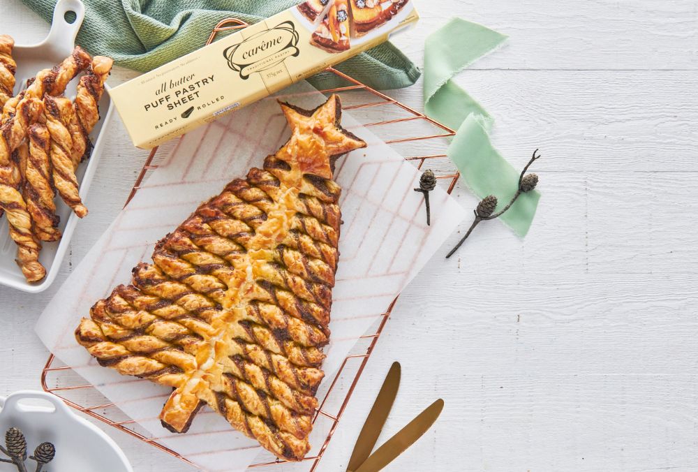 There’s no better way to start a Christmas gathering by serving up some true Christmas spirit. This show-stopping savoury Christmas tree combines basil pesto, parmesan and fire-roasted capsicum inside a buttery, flaky puff pastry case that not only looks stunning, but tastes amazing as well!