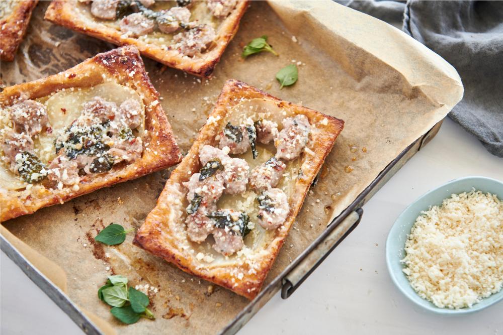 Looking for a simple and delicious tart that can be enjoyed as a snack or quick meal? Our flavourful upside-down spelt butter puff pastry tart made with Italian sausage, potato, and Parmesan cheese is perfect for satisfying your cravings any time of the day. Serve it was as an appetizer or enjoy it with a crisp salad on the side for a satisfying and quick meal.