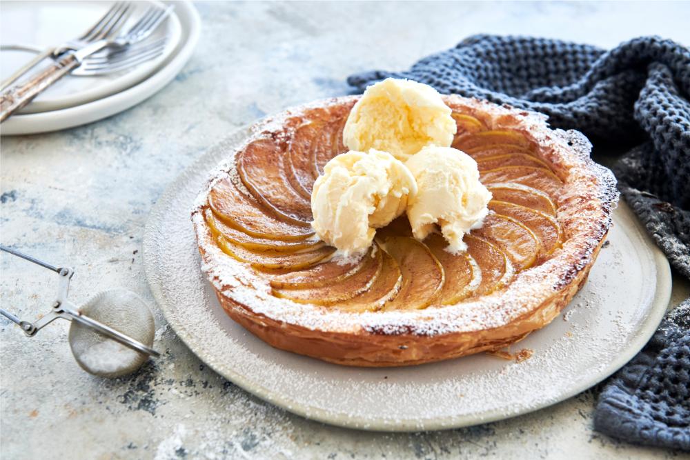 Whether you’re hosting a dinner party or simply searching for a sensational dessert on a lazy Sunday afternoon, this Upside-Down Puff Pastry Apple Tart with Cinnamon is sure to become your go-to recipe. Prepare to impress your loved ones with an elegant and visually stunning desert that’s as easy to make as it is delicious.